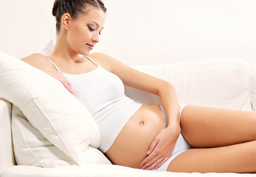 беременная гладит живот