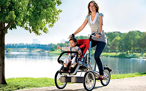 мама с ребенком на велосипеде