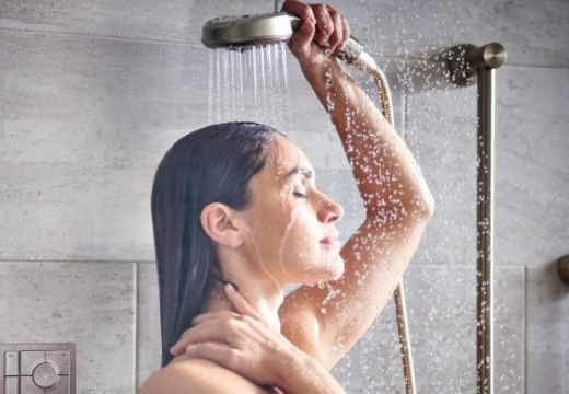 женщина принимает душ